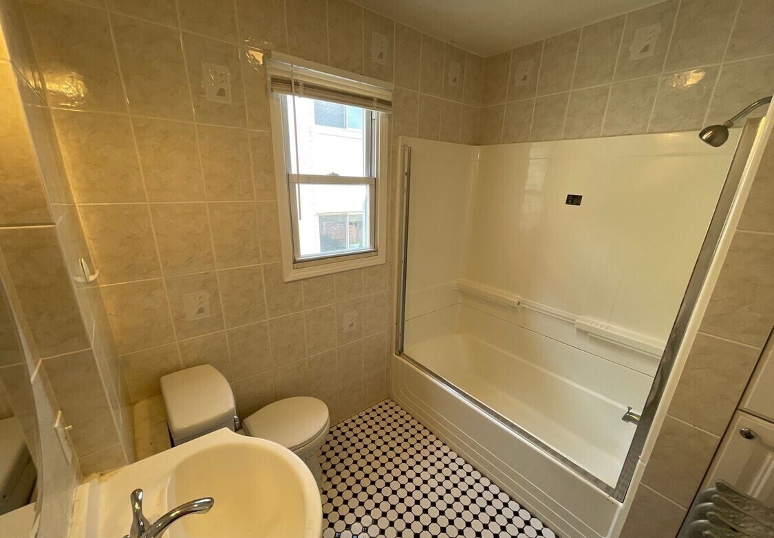 Building Photo - 1121 7th St SE