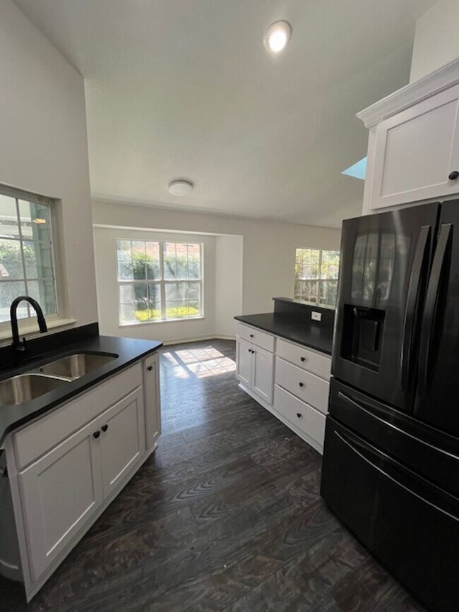 Building Photo - Beautiful and completely Renovated 3/2 fen...