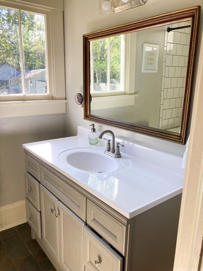 Building Photo - Midtown Bungalow 2BR House in Columbus Near Park