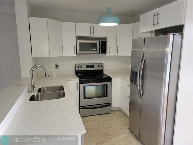Building Photo - 2828 Edgehill Ln