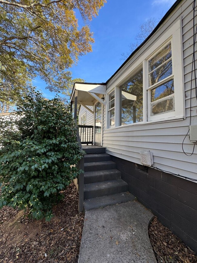 Building Photo - 2/1 House in East Rome with bonus room- $995