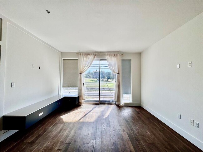 Building Photo - 3114 S Congress Ave