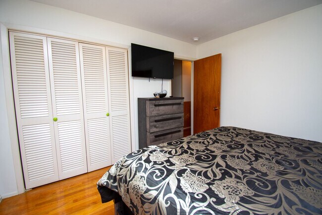 Building Photo - Charming 3 Bedroom, 2 Bath Home with Fence...
