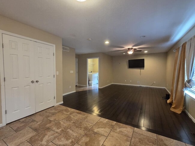 Building Photo - Large family corner lot home for rent!