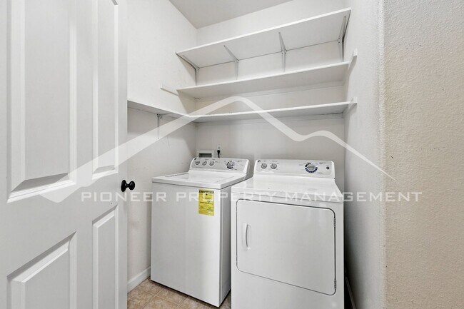 Building Photo - Spacious Condo with Central AC and Washer/...