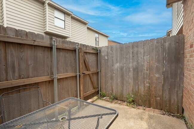 Building Photo - 1904 Dartmouth St