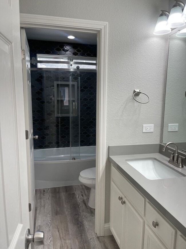 Building Photo - Beautiful 4 Bedroom 3 Bathroom with a pool