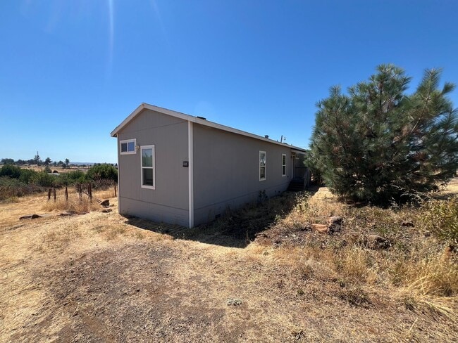 Building Photo - Paradise 2 bedroom 2 bath home on land. Ru...