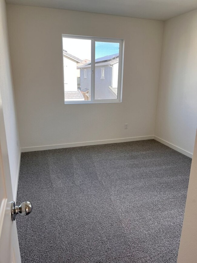 Building Photo - SOLAR SMART HOME IN WEST ROSEVILLE!