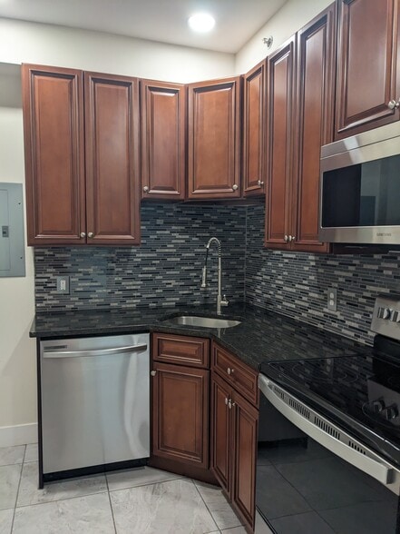 Unit 1 Kitchen - 518 N State St