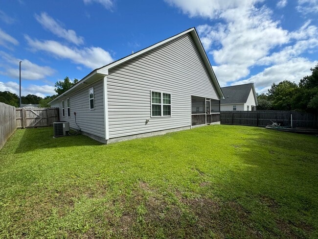 Building Photo - An adorable home within the City!