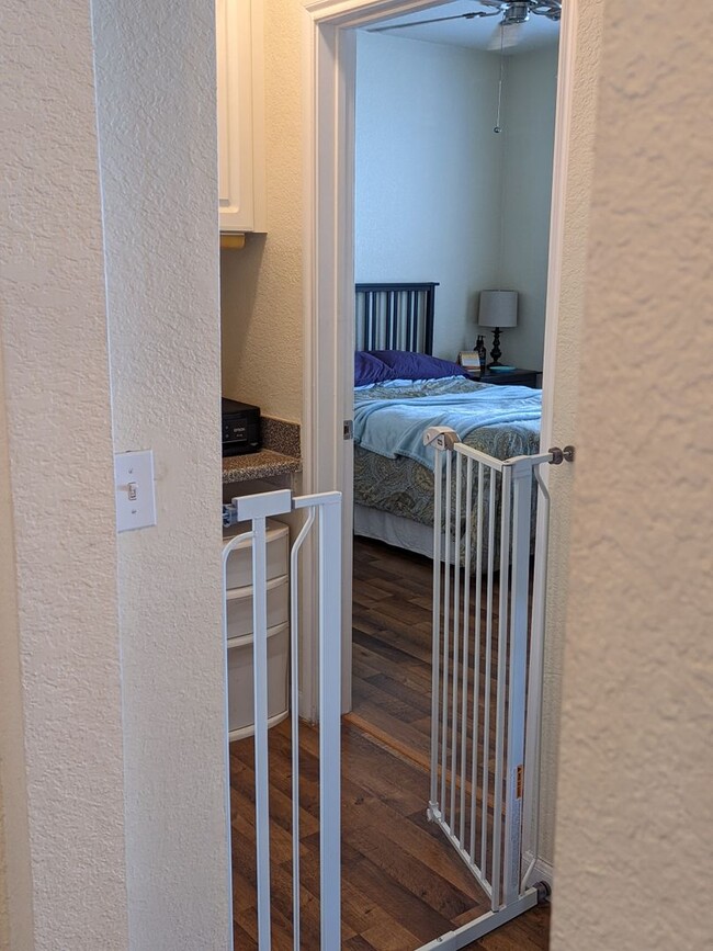 Building Photo - Available Now! 1 bedroom, 1 bath Condo in ...