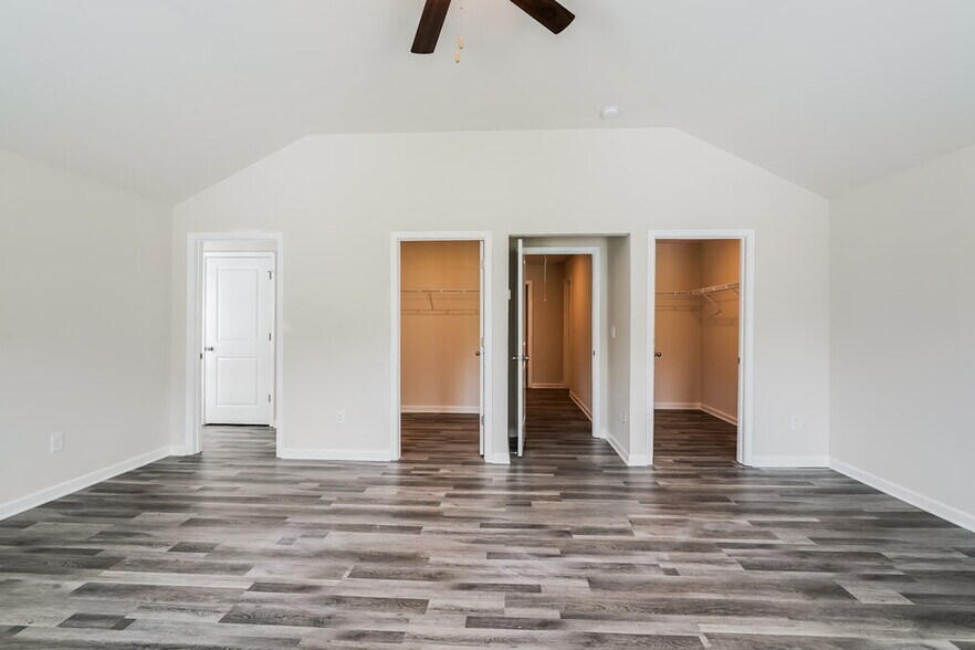 Building Photo - 444 Clematis Court