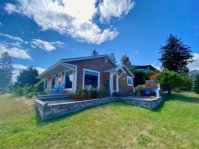 Building Photo - Term Rental in Town with Harbor View