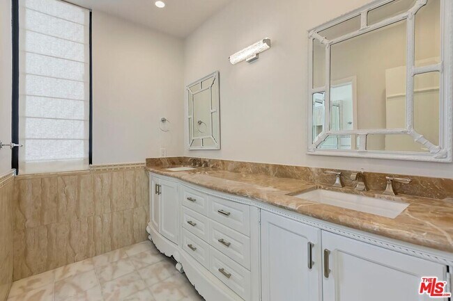 Building Photo - 323 N Palm Dr