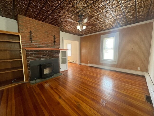 Building Photo - Bright & Updated 2-Bed Home in Dalton- $2450