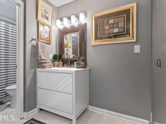 Private Bath - 2110 Pine Heights Dr NE