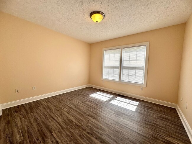 Building Photo - Oak Tree Townhome