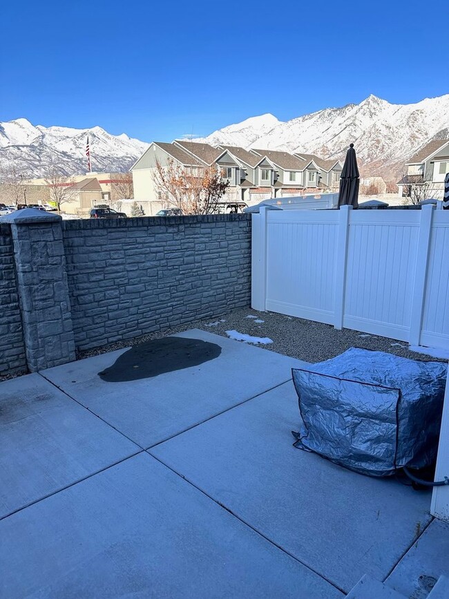 Building Photo - Beautiful townhome walking distance to eve...