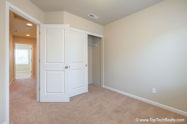 Building Photo - Outstanding 3 BD* 2.5 BA* + Office/den Townhome in Abbey Creek **In front of community Park** Pet...