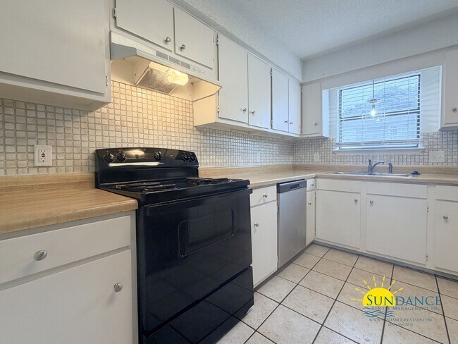 Building Photo - Beautiful 2 Bedroom townhome in Fort Walton Beach in between Hurlburt Field & Eglin Airforce Base!