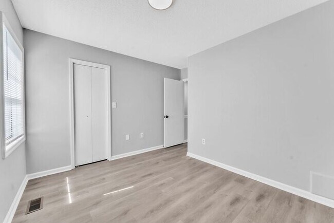 Building Photo - *NEWLY RENOVATED* 2 Bedroom Townhouse in D...