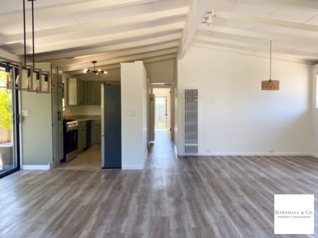 Building Photo - CHARMING 3BR/2BA W/ NEW LAM FLRS, NEW STOV...