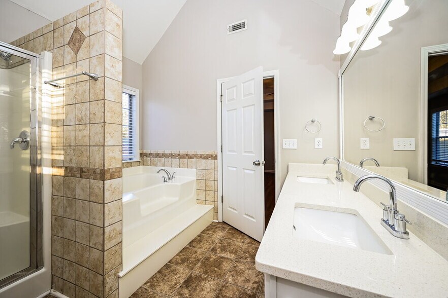 Building Photo - 201 Retour Cir