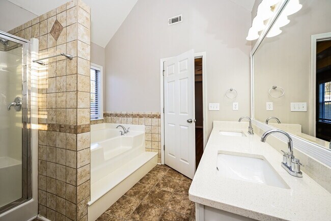 Building Photo - 201 Retour Cir