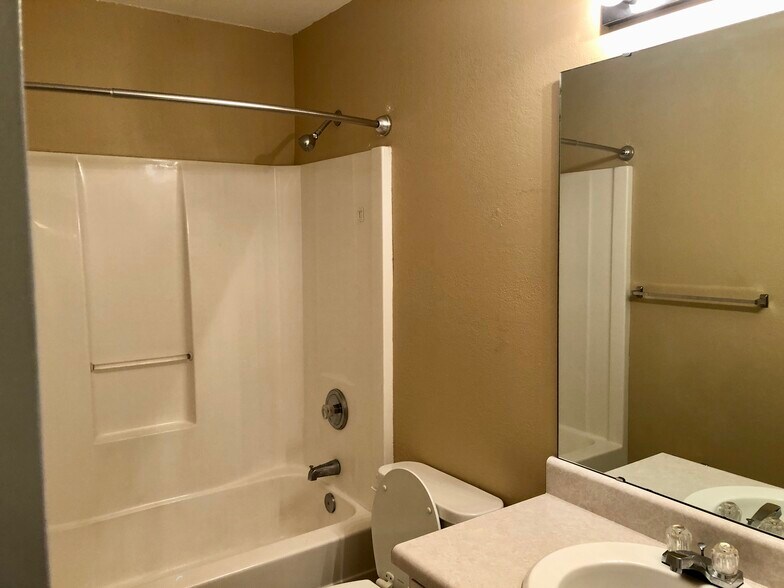 upstairs bath - 111 Heatherbrook Ct