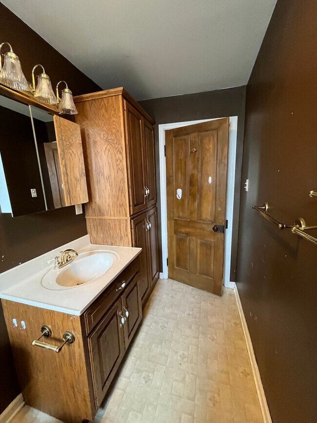 Building Photo - Spacious 4-5 Bedroom, 1.5 Bathroom 2-Story...