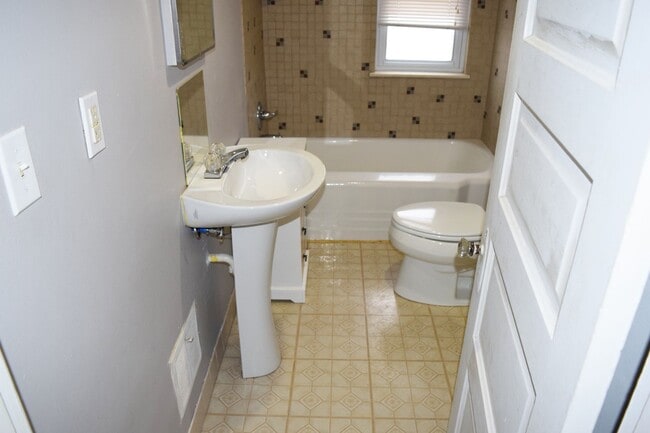 Building Photo - CHARMING DUPLEX HOME FOR LEASE IN WESTLAND!