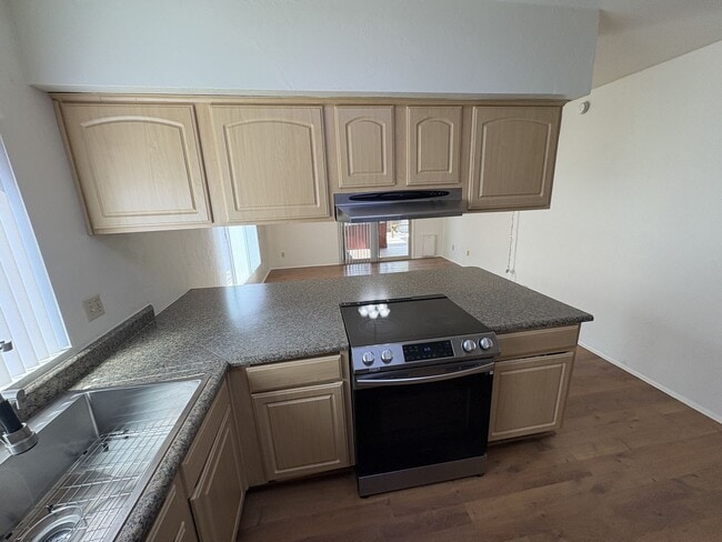 Building Photo - Eastside townhome, convenient location