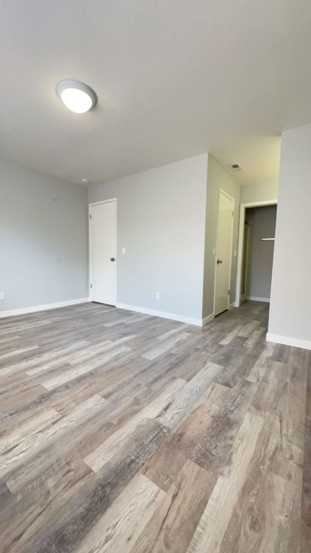 Building Photo - Newley Renovated 2 bedroom Duplex.