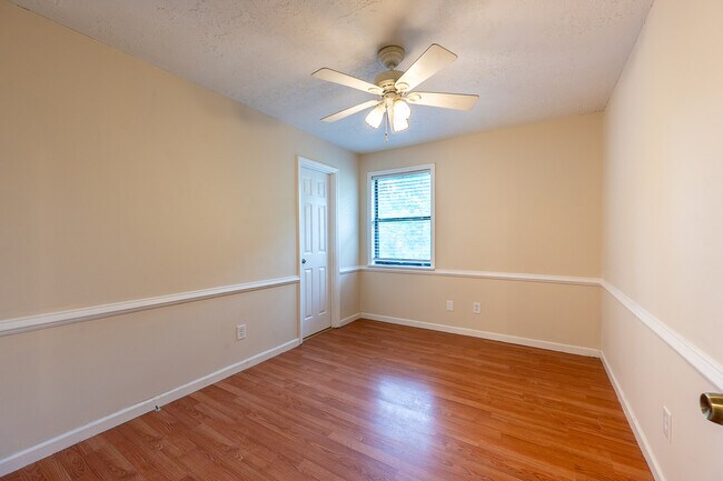 Building Photo - 3101 Vlg W Dr