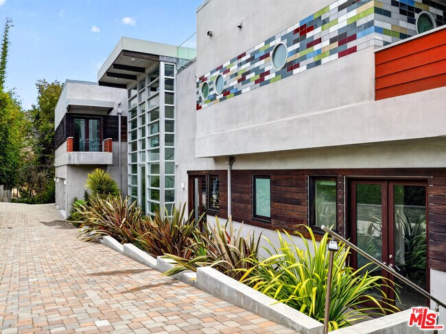 Building Photo - 770 Paseo Miramar