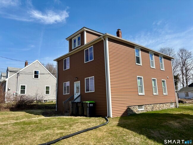 Building Photo - 304 Buckingham St