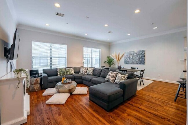 Building Photo - 2210 Mid Ln