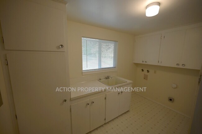 Building Photo - 2 bed 1 bath waterfront home, in Sequim