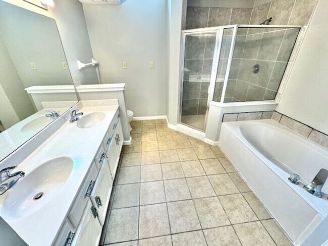 Building Photo - Renovated Homme! Southeast Memphis- Now Le...