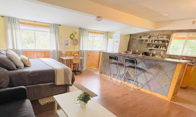 Building Photo - 11352 NE Fargo St