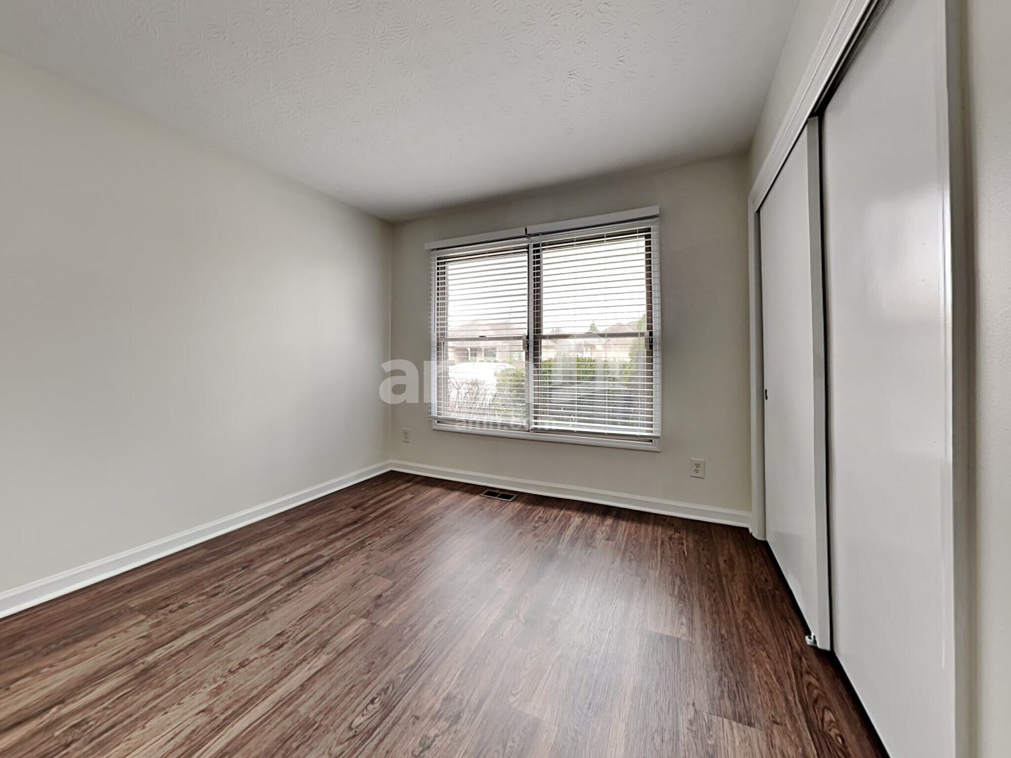 Building Photo - 6872 Sun Ridge Dr