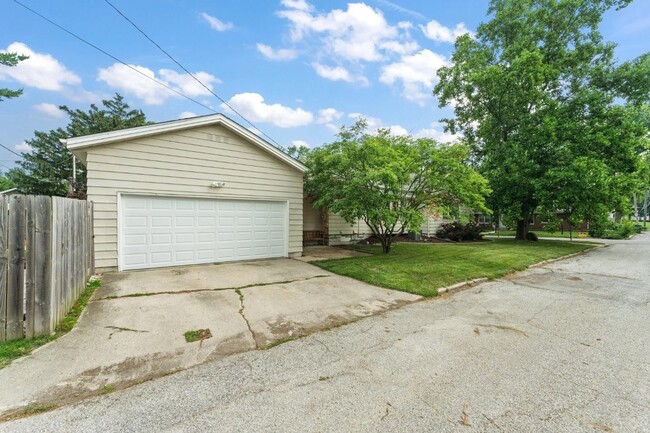 Building Photo - 2 bed 1.5 bath home Downtown Valparaiso