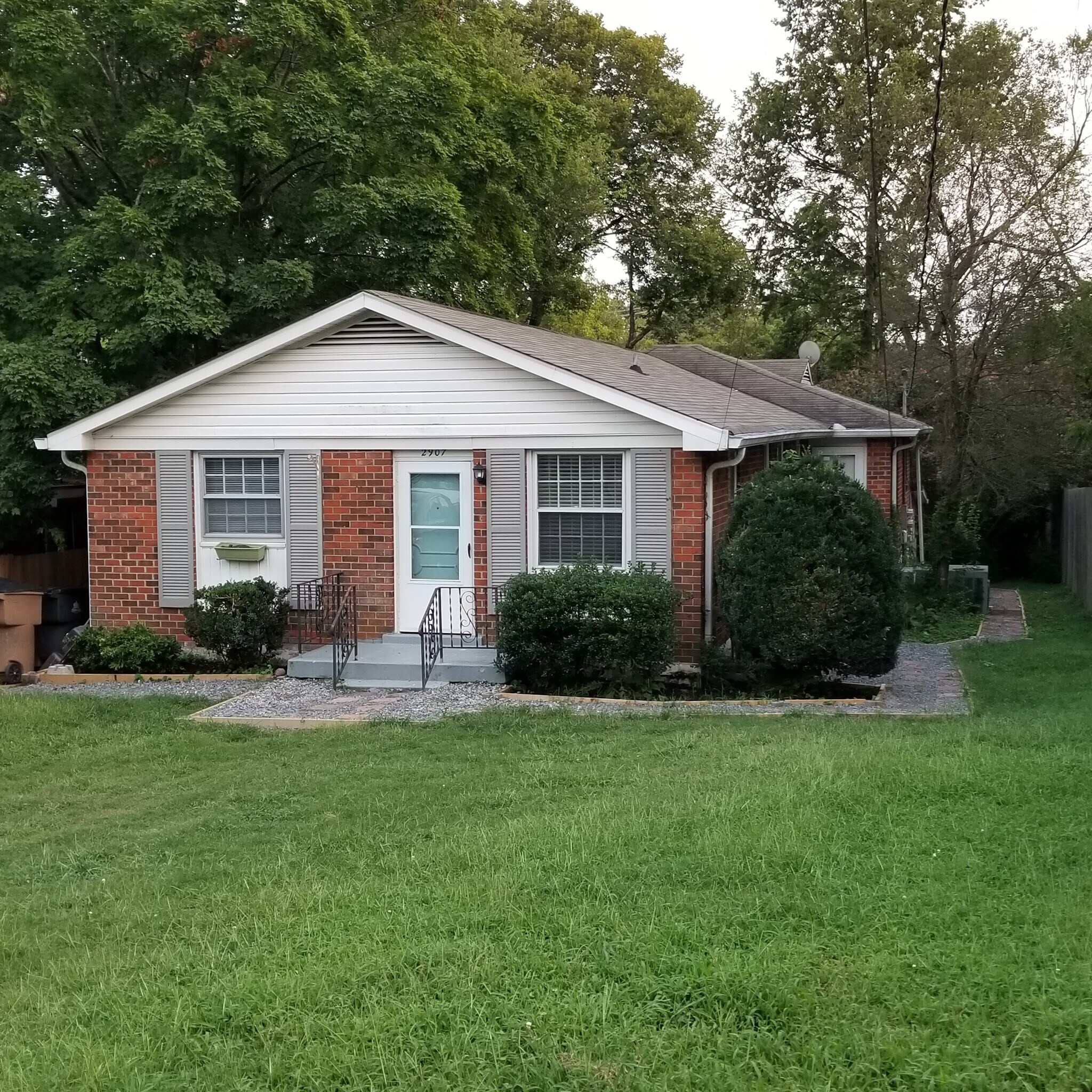 Building Photo - 2907 W Linden Ave