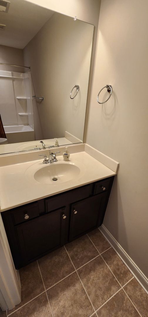 Building Photo - Townhome w/gargae convenient to shopping a...