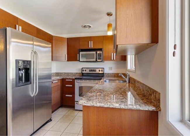 Building Photo - Amazing West Hills Condo! W/S/G + Heat inc...