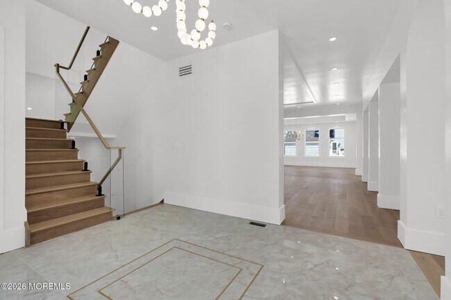 Building Photo - 497 Norwood Ave