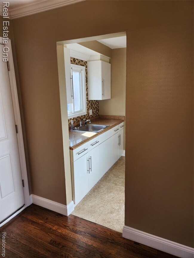 Building Photo - 8741 W Nine Mile Rd