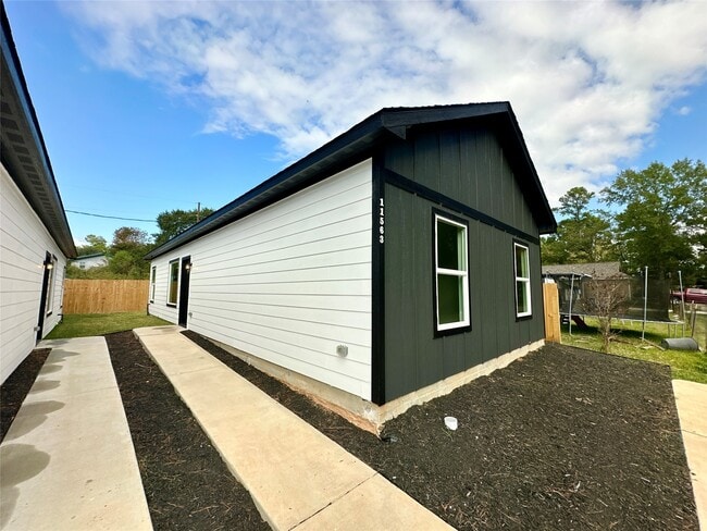 Building Photo - 11559 Persimmon St