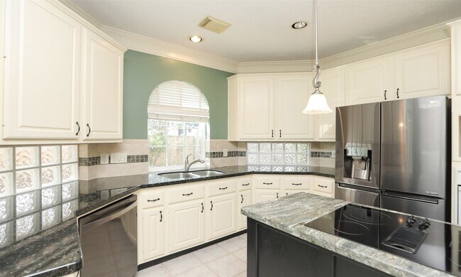 Building Photo - 7502 Holly Ct Estates Dr